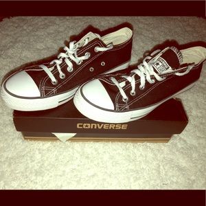 Women’s size 8.5 Lowtop converse Chuck Taylor shoe